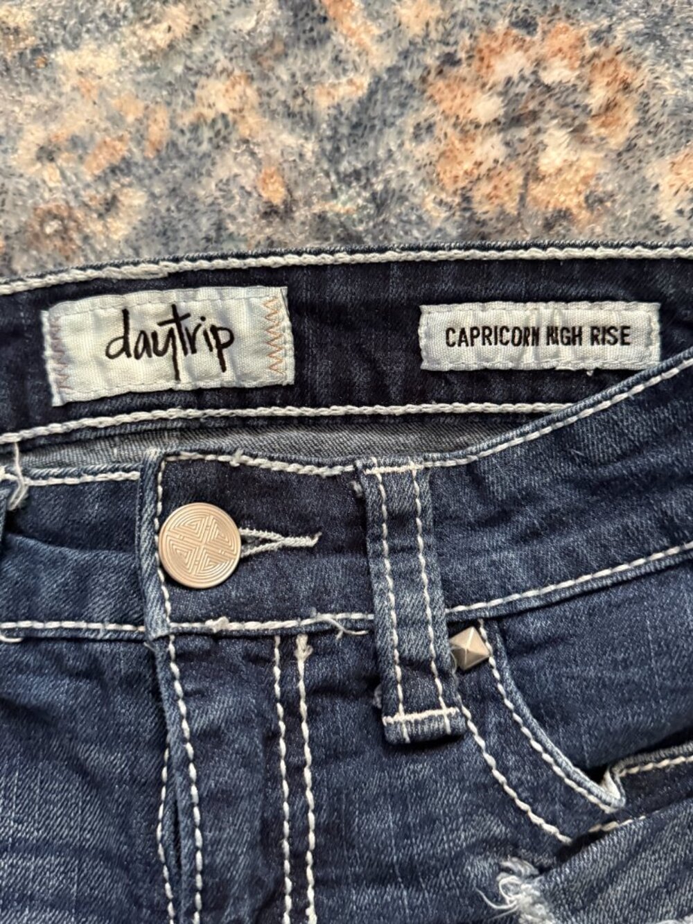 Daytrip Capricorn High Rise Distressed Cutoff Denim Shorts Studded Size 25 - Picture 3 of 6